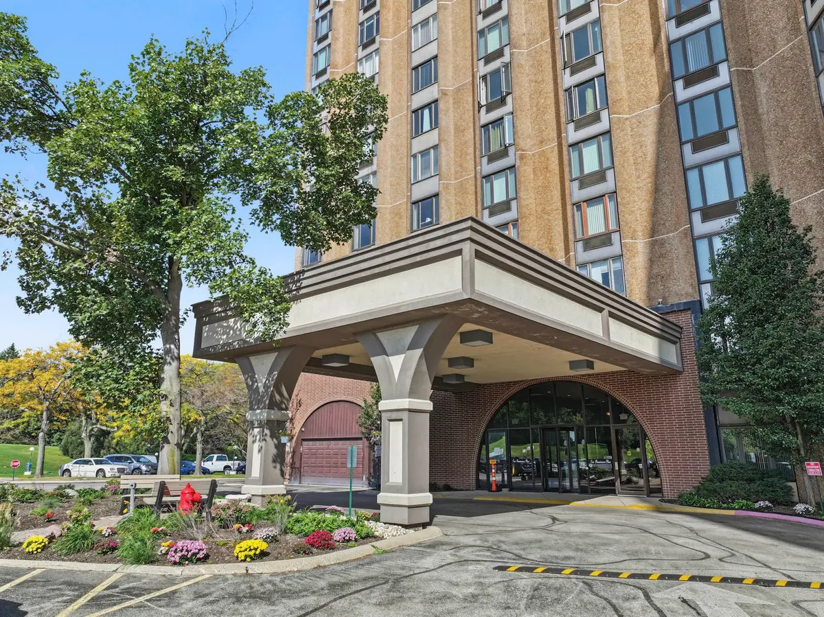 1 Renaissance Place