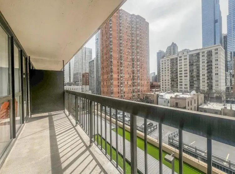 33 W Delaware Place