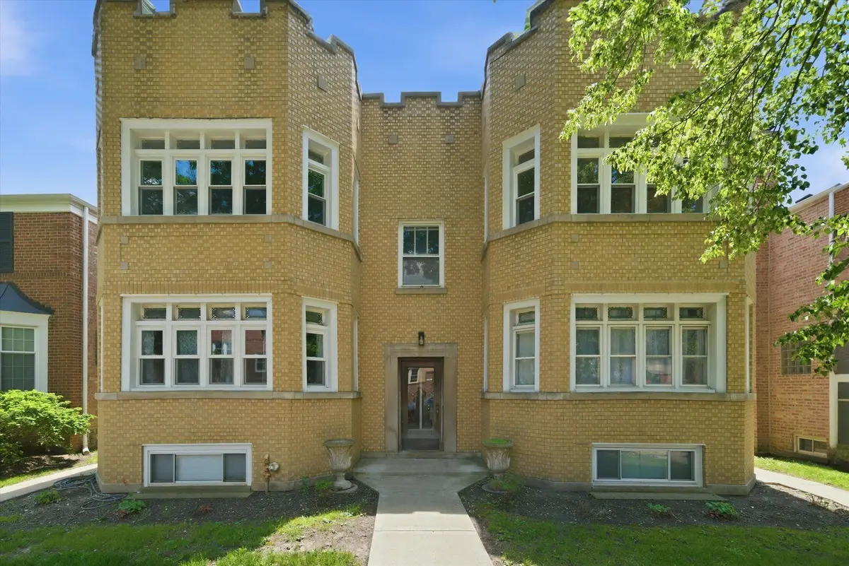 2737 W Lunt Avenue