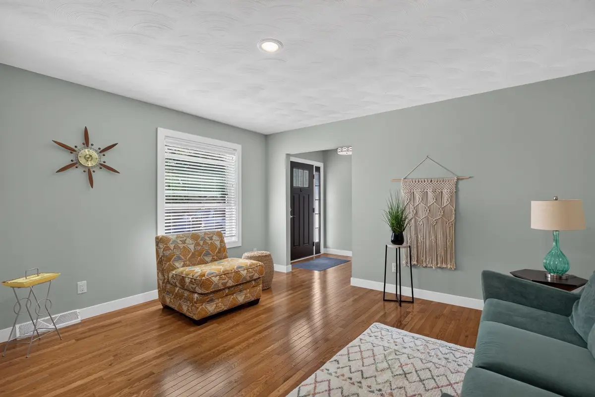 412 Oakridge Drive