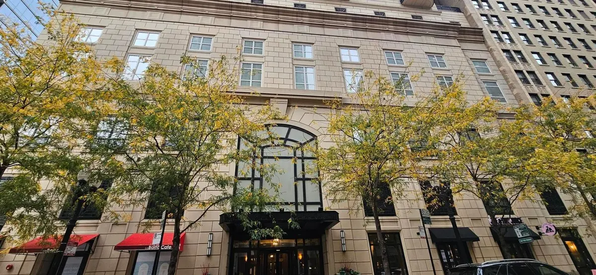10 E Delaware Place