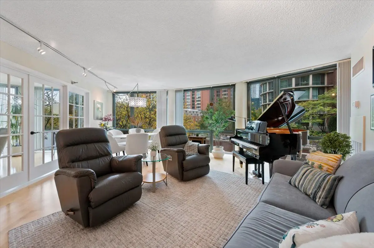 480 N Mcclurg Court