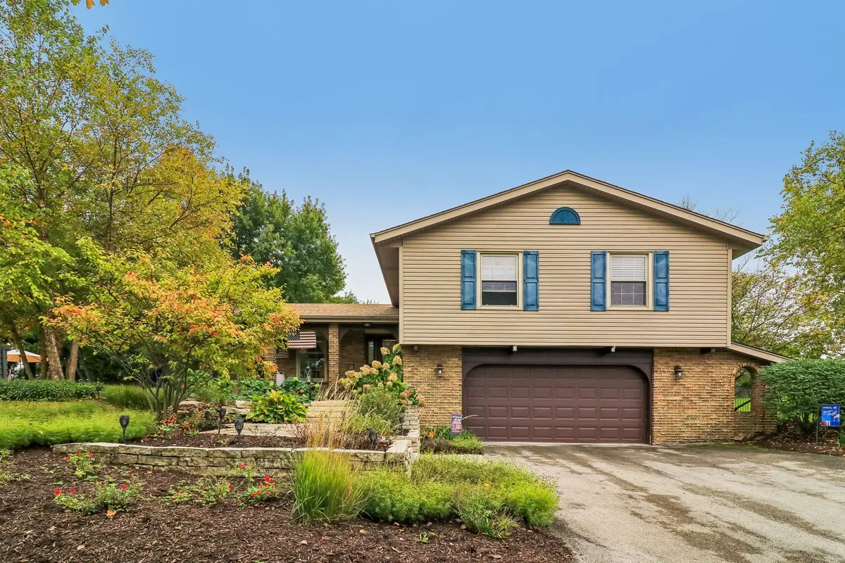 6S561 Bridlespur Drive