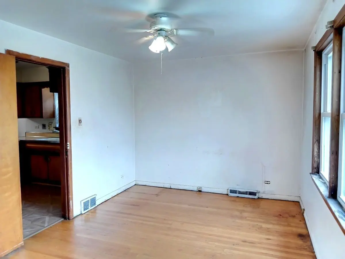 2133 W 49th Place
