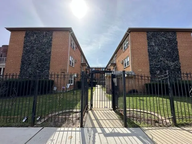 1727 W TOUHY Avenue