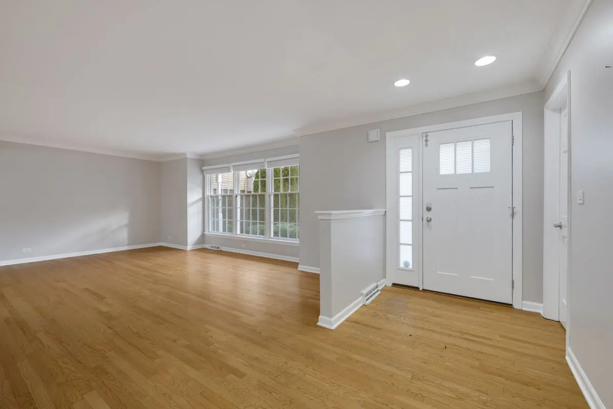2206 W LAWRENCE Lane