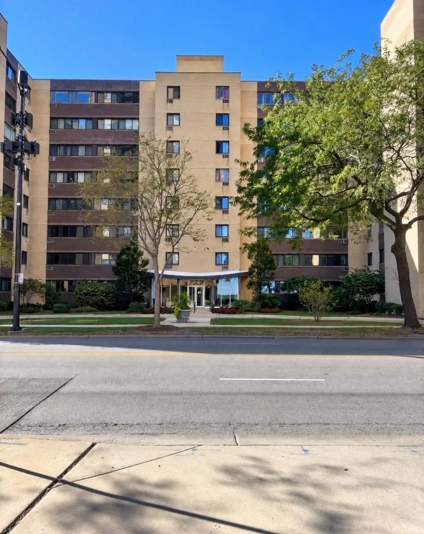 6300 N SHERIDAN Road