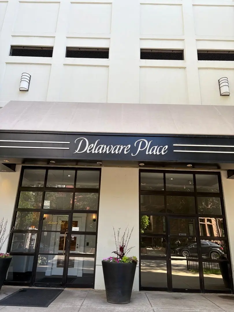 33 W Delaware Place