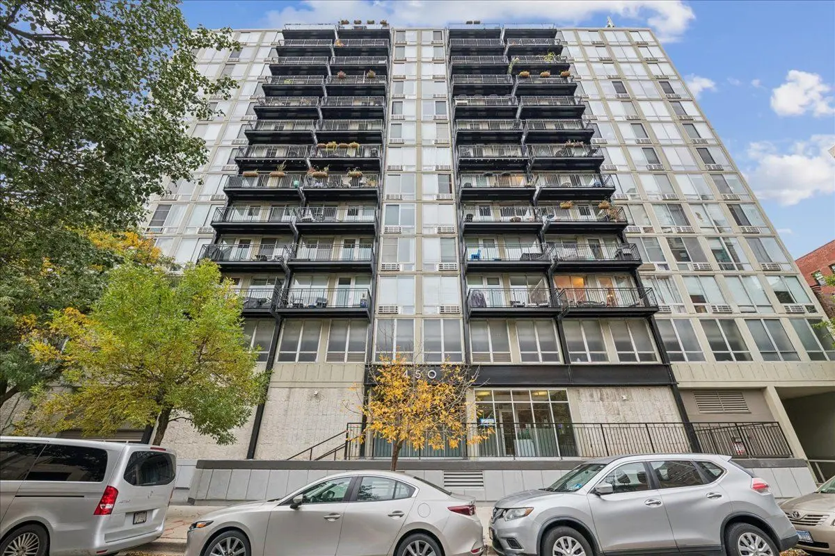 450 W Briar Place