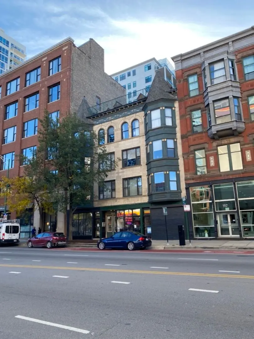 353 W Chicago Avenue