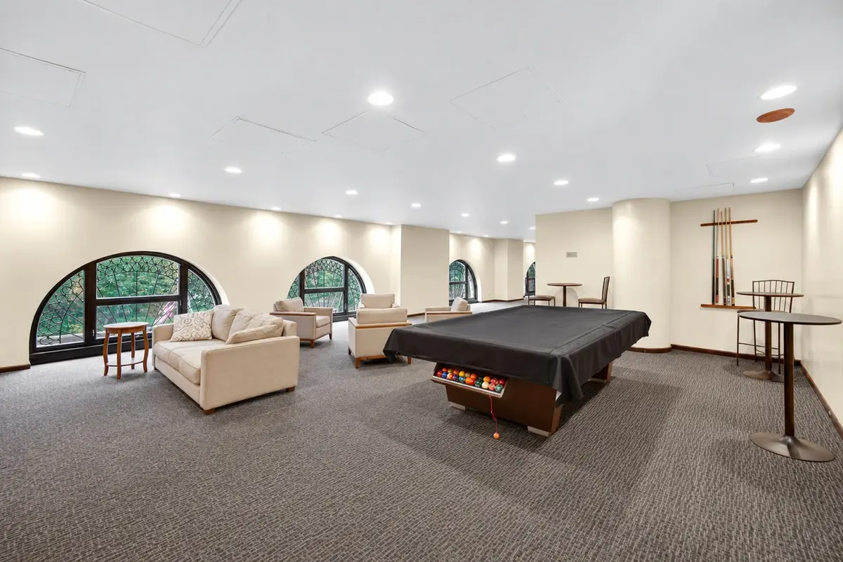 2100 N Lincoln Park W