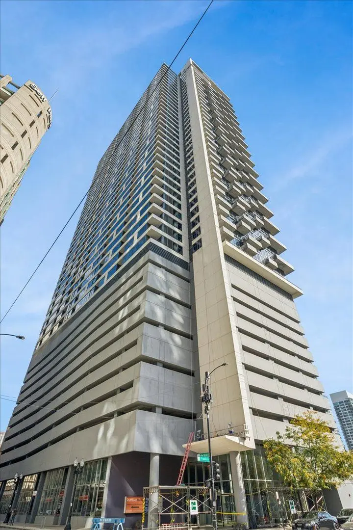 235 W VAN BUREN Street