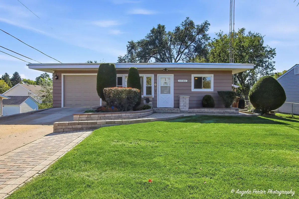 1746 WALNUT Drive