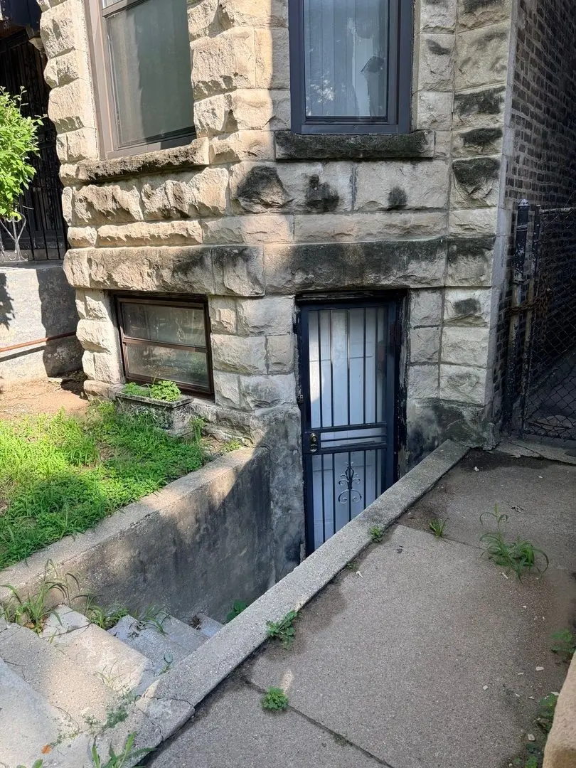 528 E 46th Place