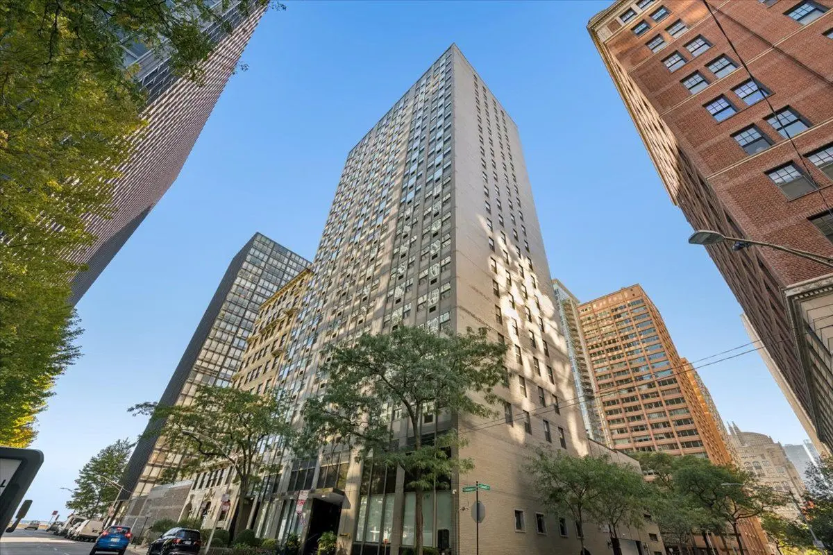 253 E Delaware Place