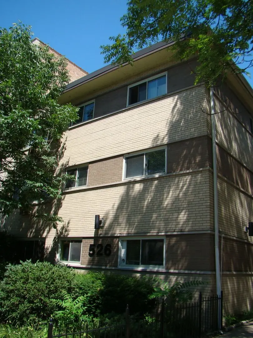 526 W Roscoe Street