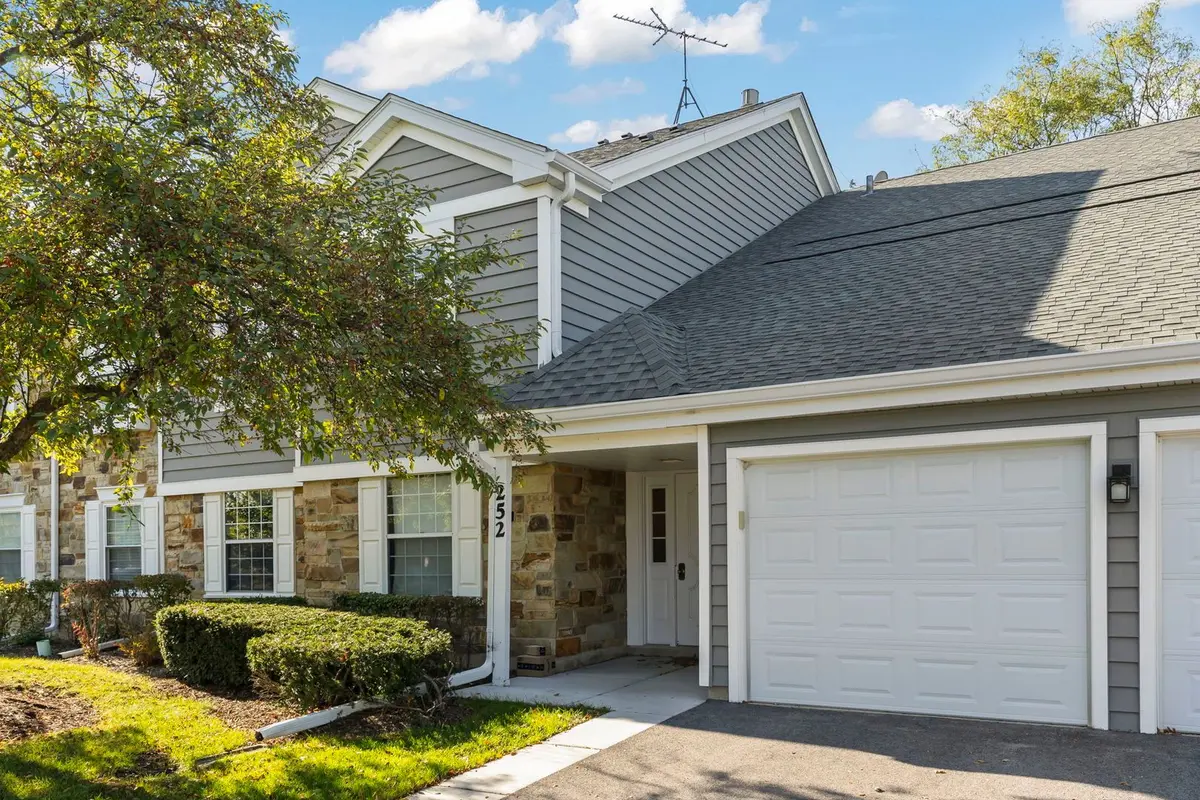 252 Shoreline Circle