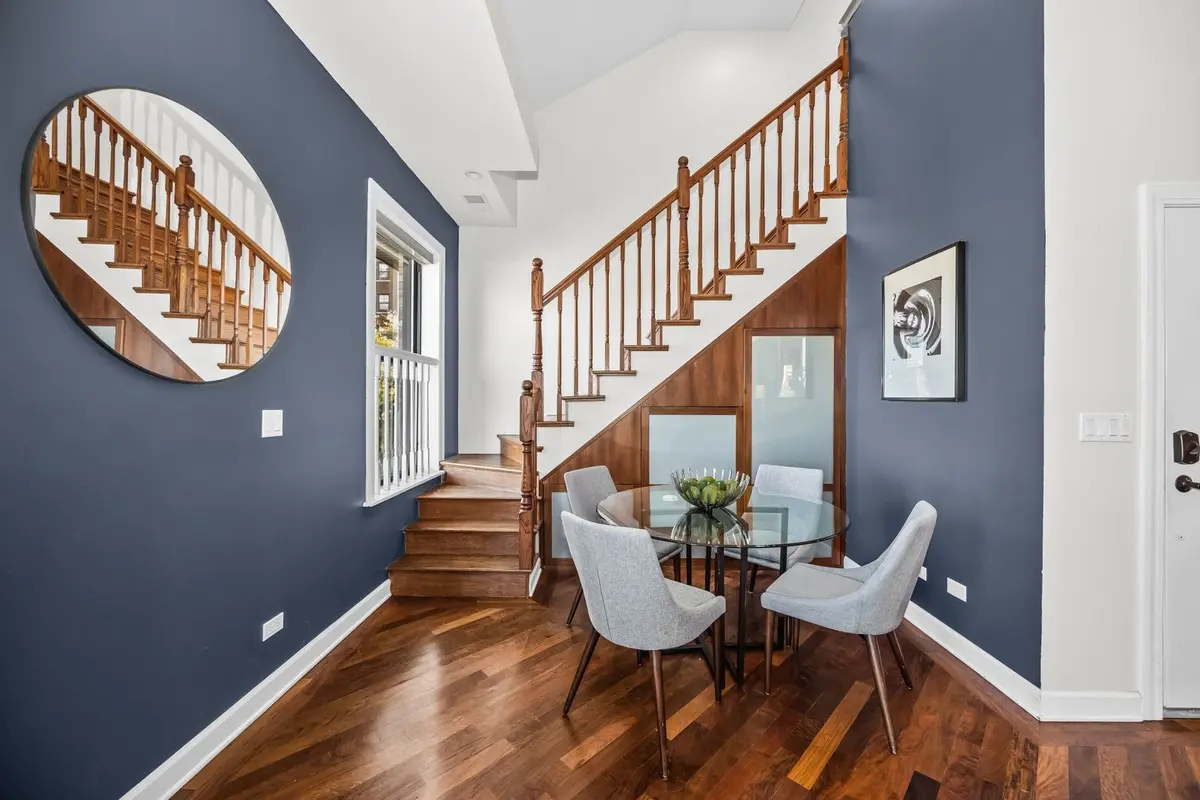 555 W Briar Place