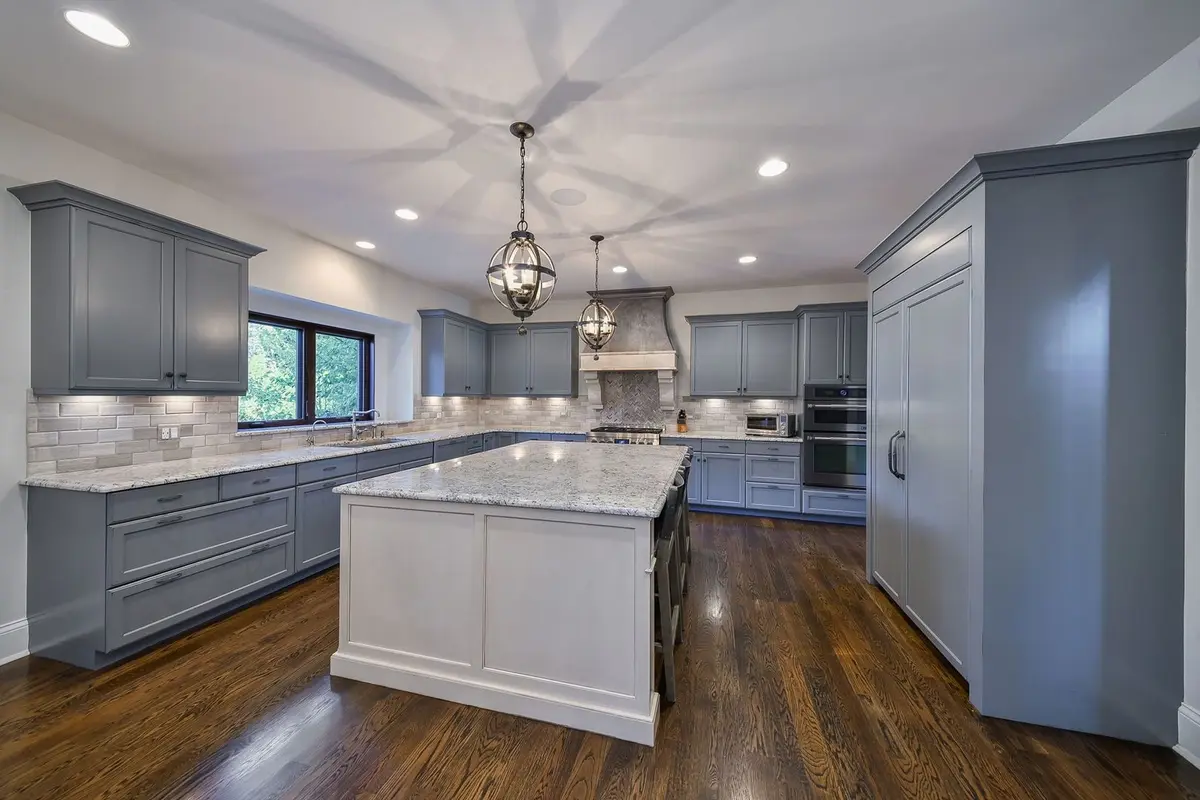 895 W Benton Avenue