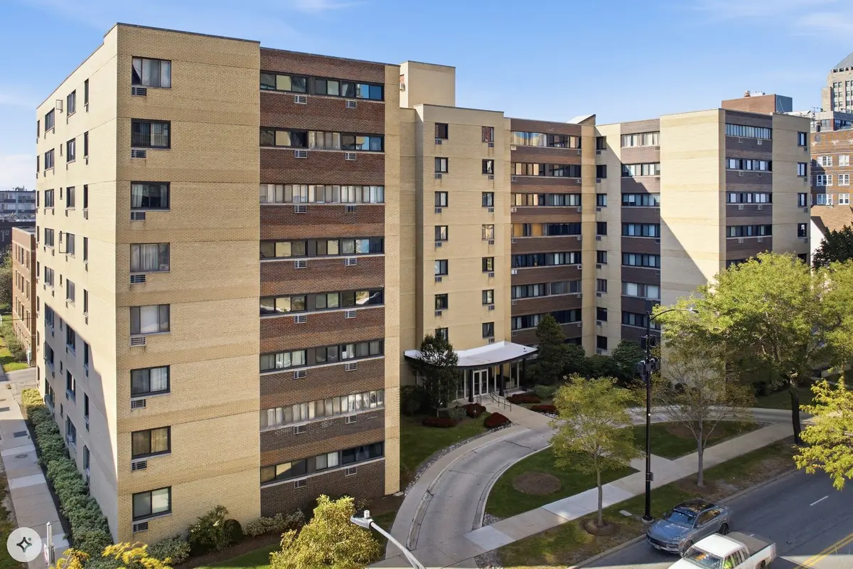 6300 N Sheridan Road