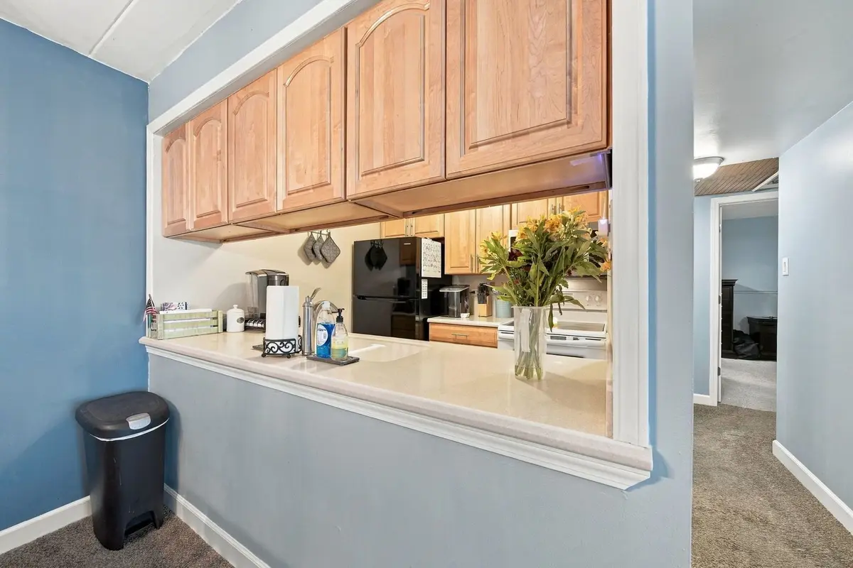 5225 James Lane