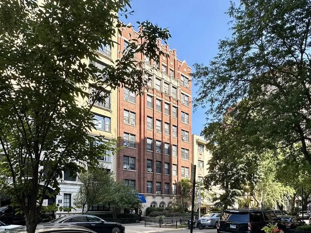 434 W Wellington Avenue