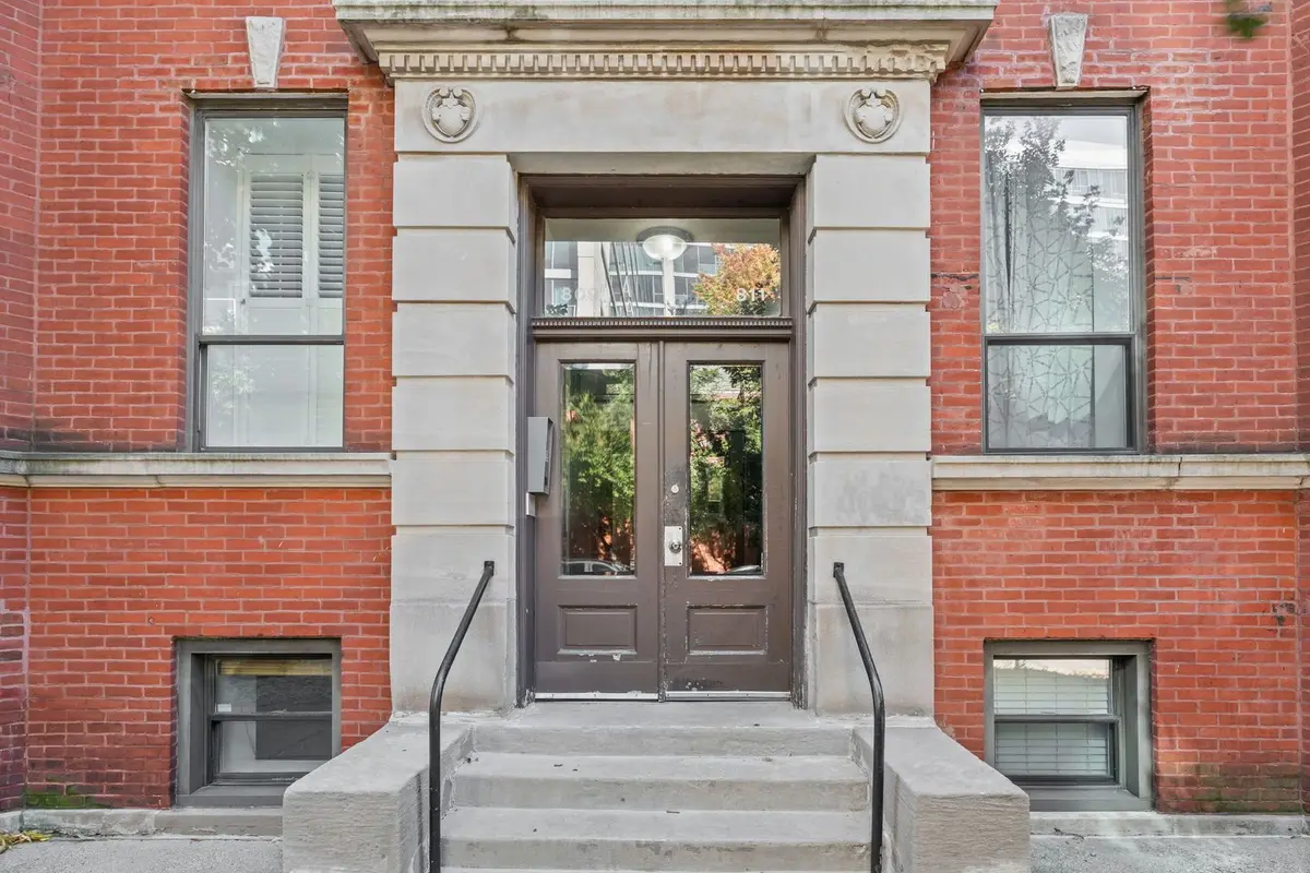 809 W Bradley Place