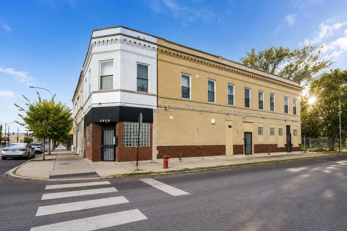 3328 W Chicago Avenue