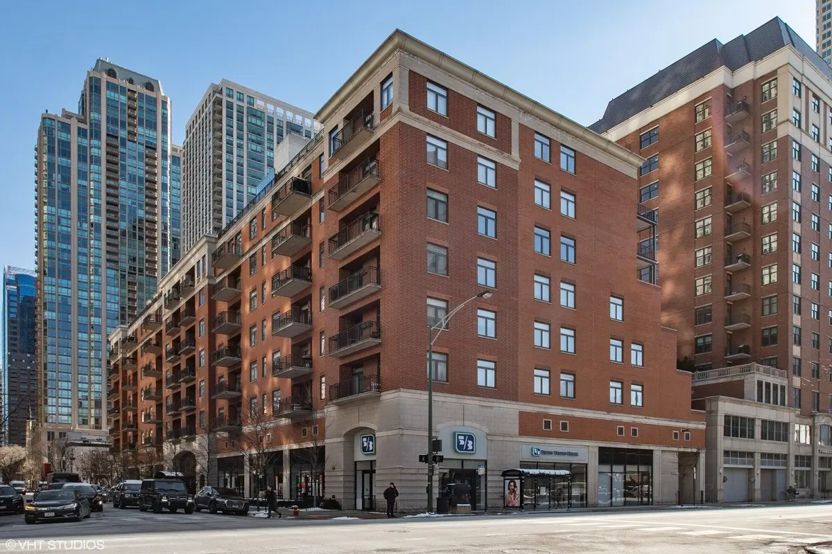 33 W HURON Street