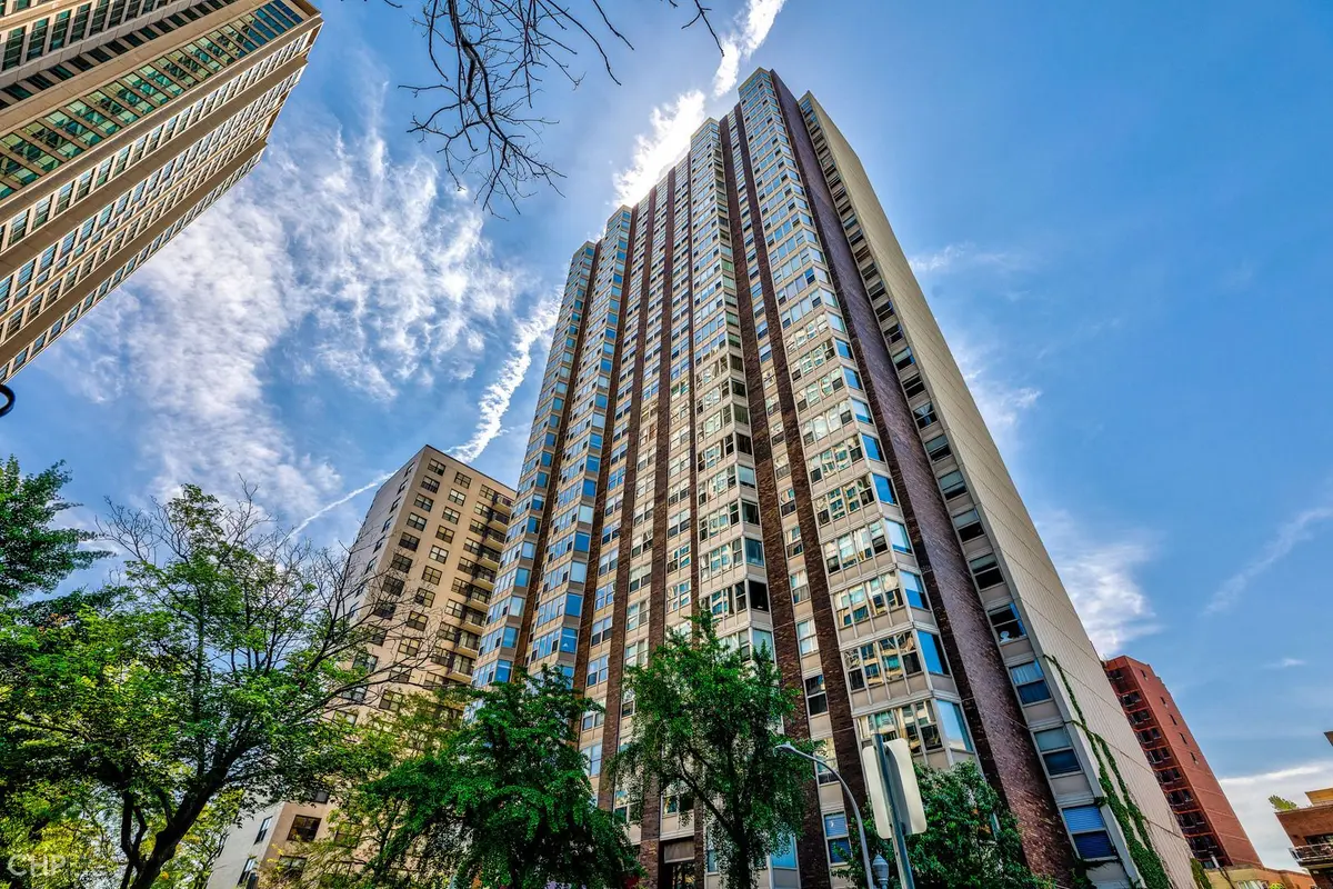 525 W Hawthorne Place