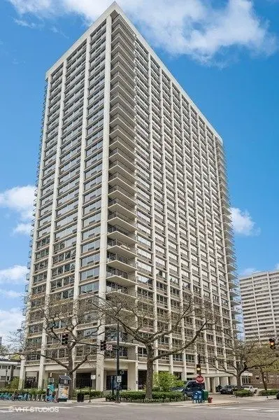 88 W Schiller Street