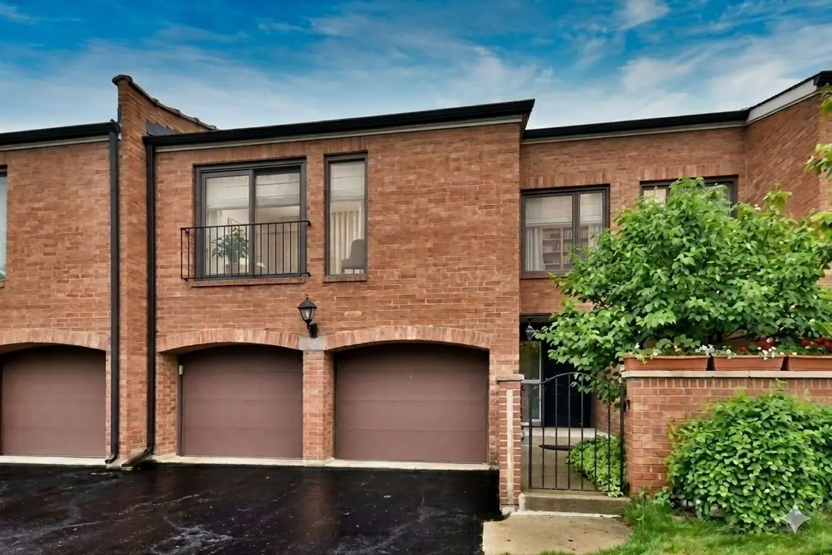 2S727 Williamsburg Court