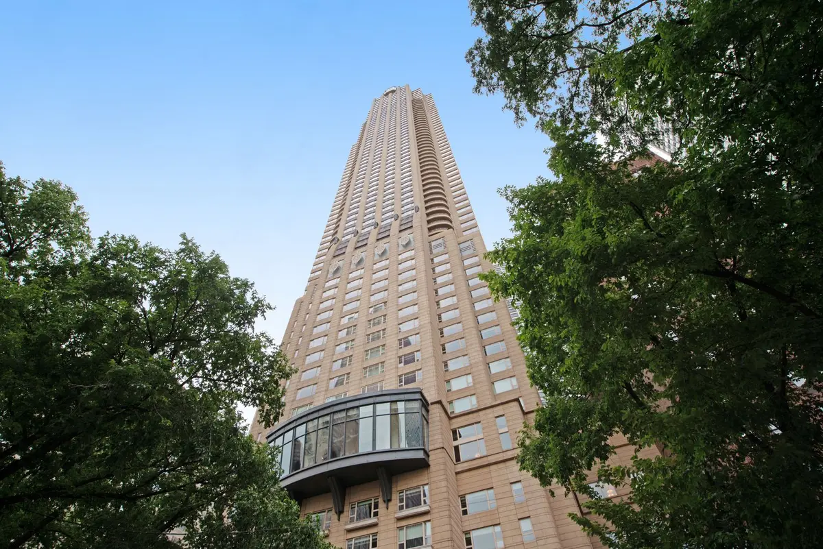 800 N MICHIGAN Avenue