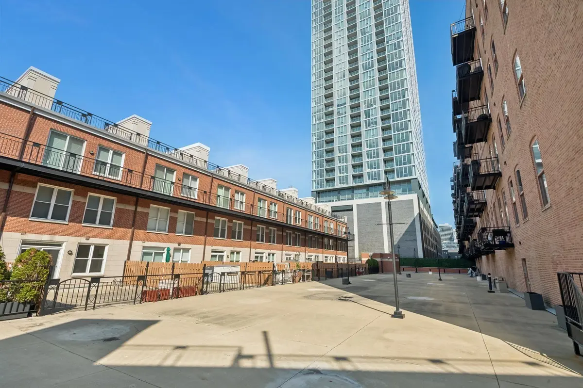 360 W ILLINOIS Street