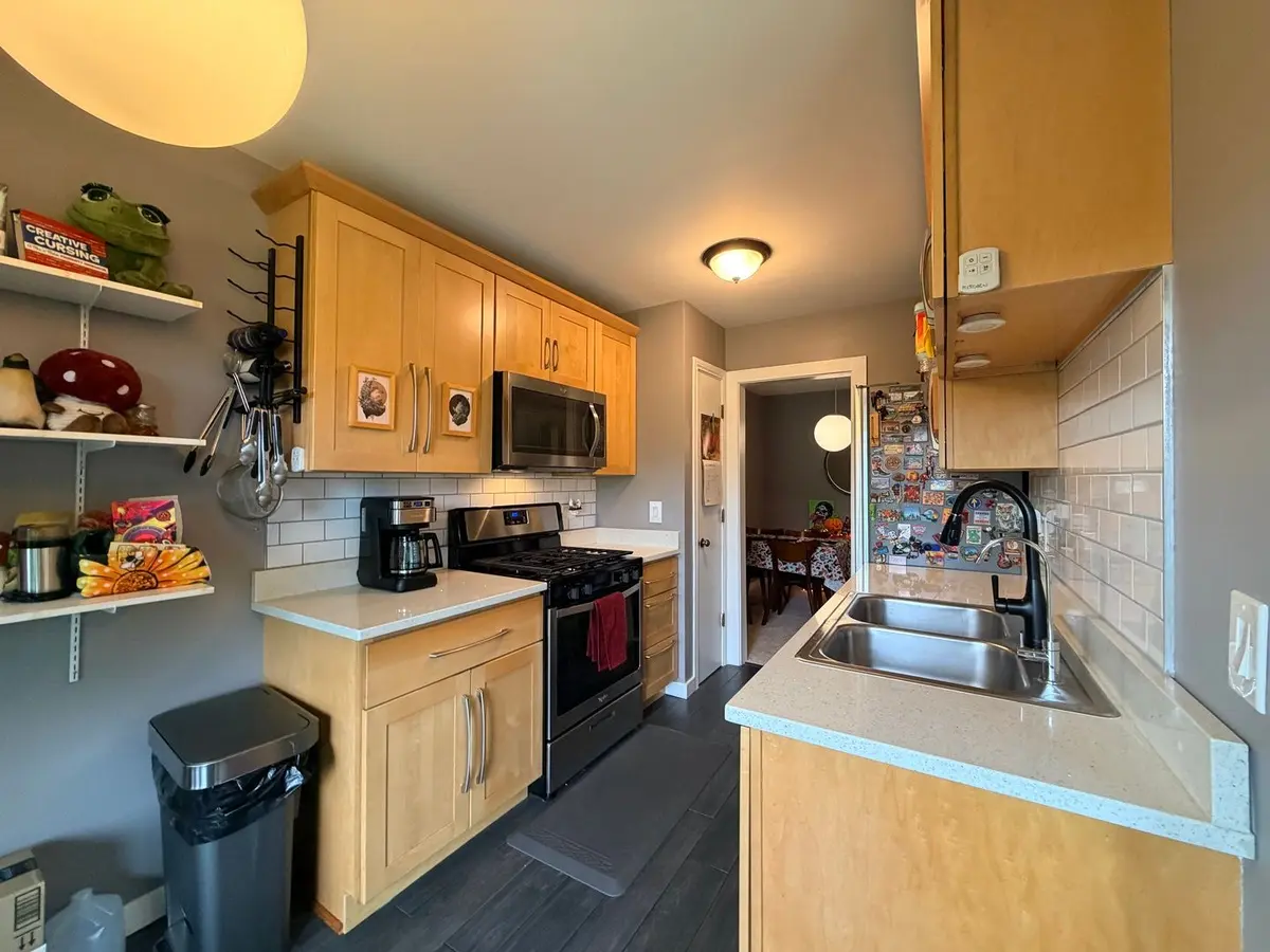 2S405 Emerald Green Drive