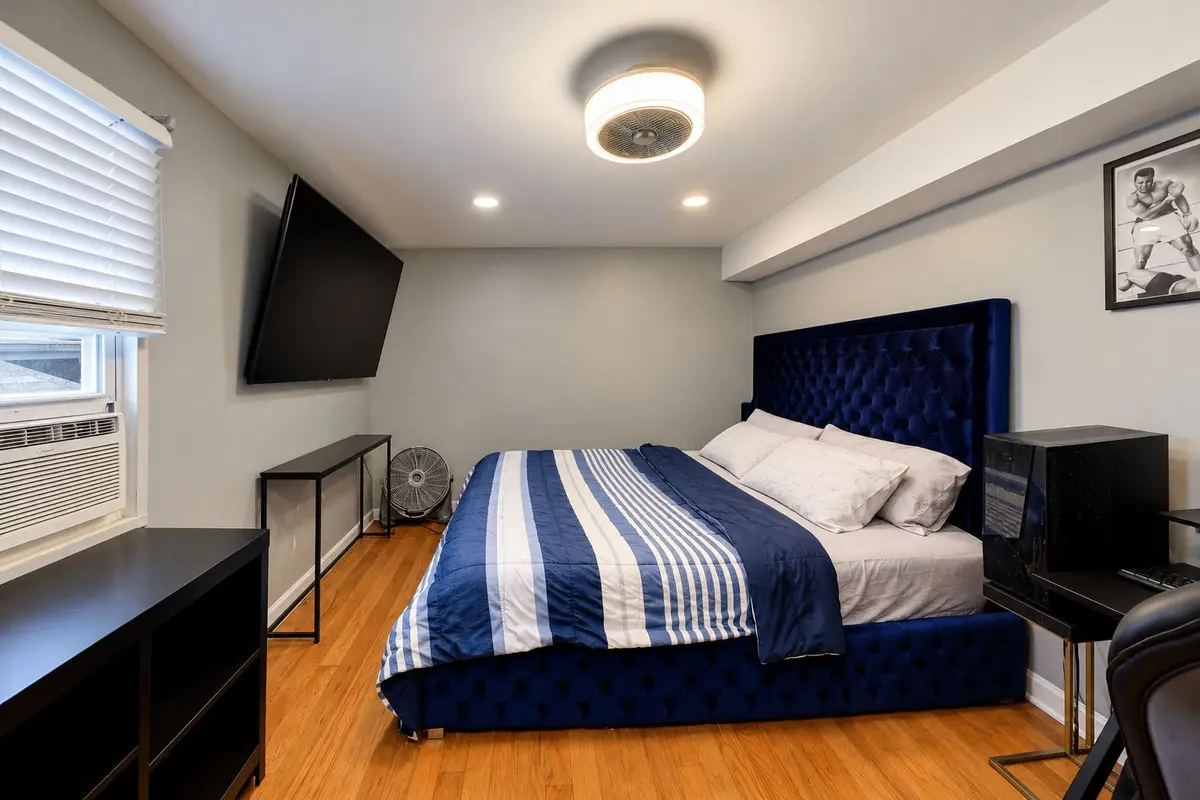 605 E 89th Place