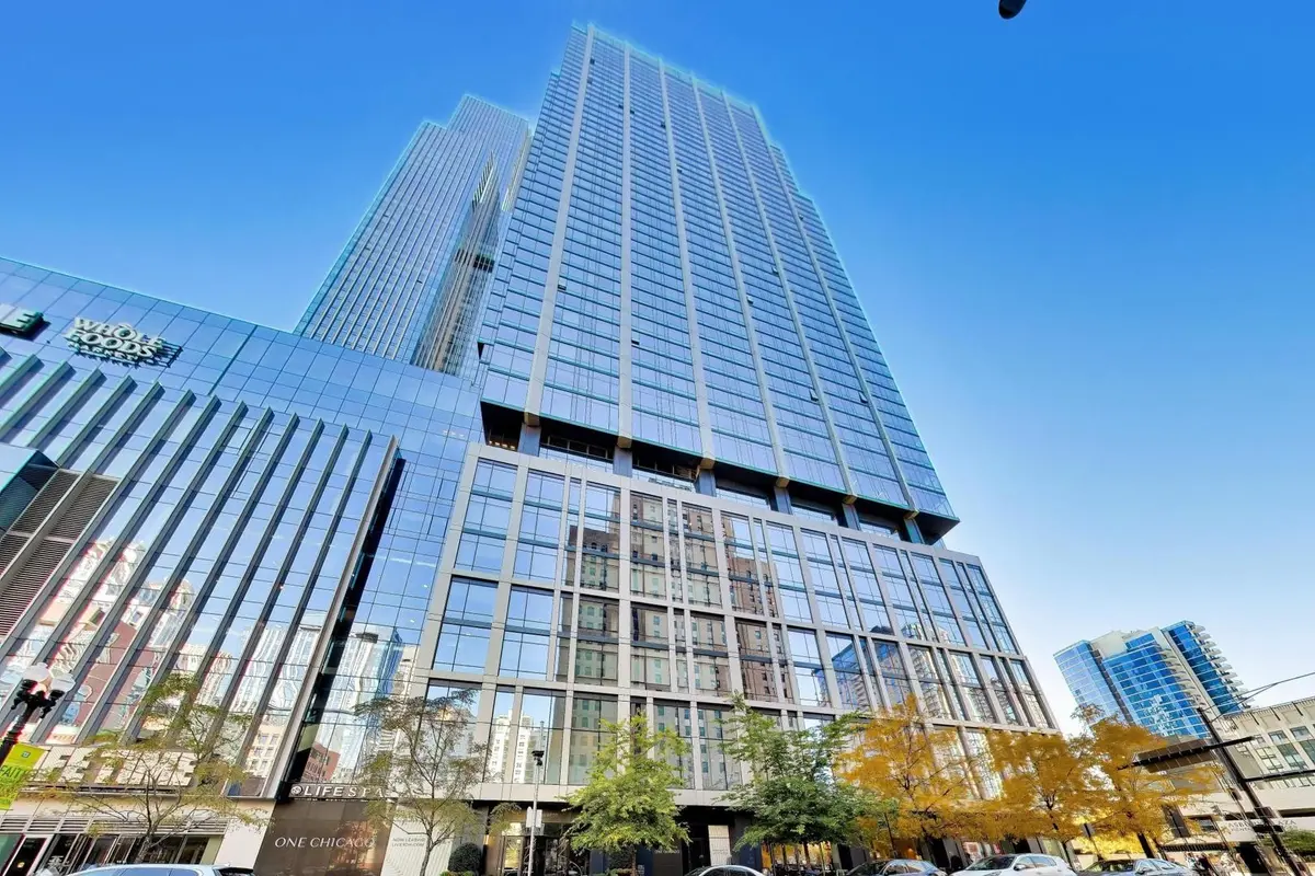 23 W Chicago Avenue