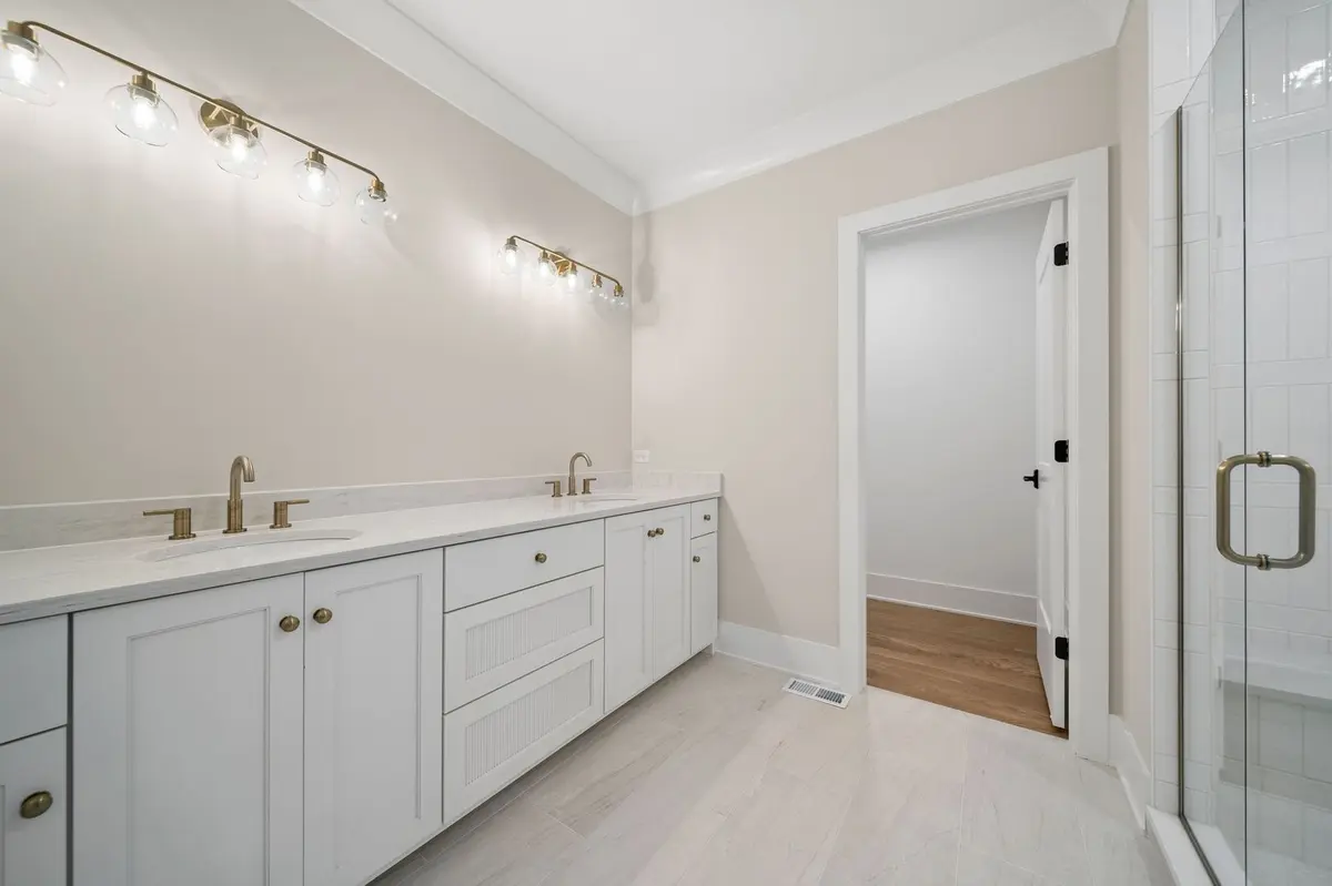 6 W Bauer Road
