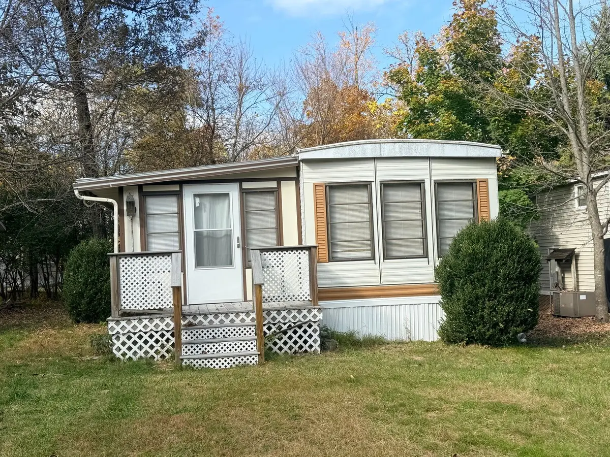 27-90 Woodhaven Lakes